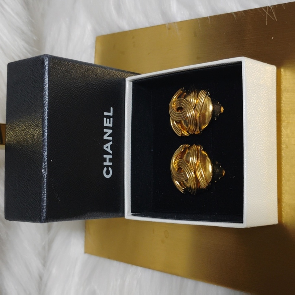 SALE! Authentic Chanel 1994 CC Coco Mark Oval Gold Plated Clip-On Earrings W Box - Picture 15 of 16